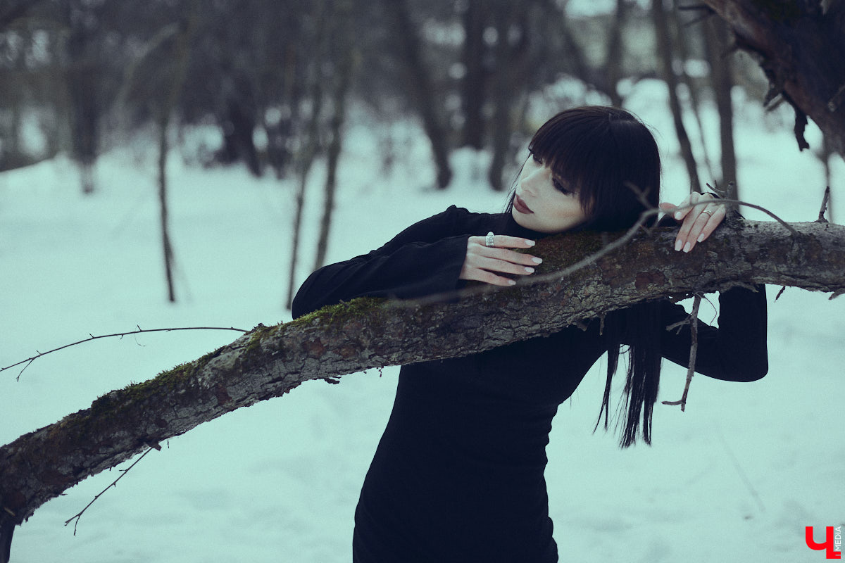 Во Владимире дефицит оазисов. Некогда утопавший в зелени город постепенно превращается в индустриальный короб, обшитый вентфасадом. «Ключ-Медиа» решил рассмотреть проблему в свойственной ему манере — при помощи творчества. Площадкой для перформанса на злобу дня стали старые сады на улице Мира, где проходит массовая вырубка деревьев.