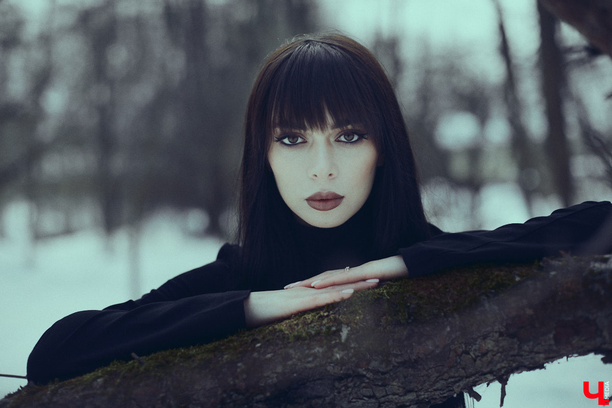 Во Владимире дефицит оазисов. Некогда утопавший в зелени город постепенно превращается в индустриальный короб, обшитый вентфасадом. «Ключ-Медиа» решил рассмотреть проблему в свойственной ему манере — при помощи творчества. Площадкой для перформанса на злобу дня стали старые сады на улице Мира, где проходит массовая вырубка деревьев.