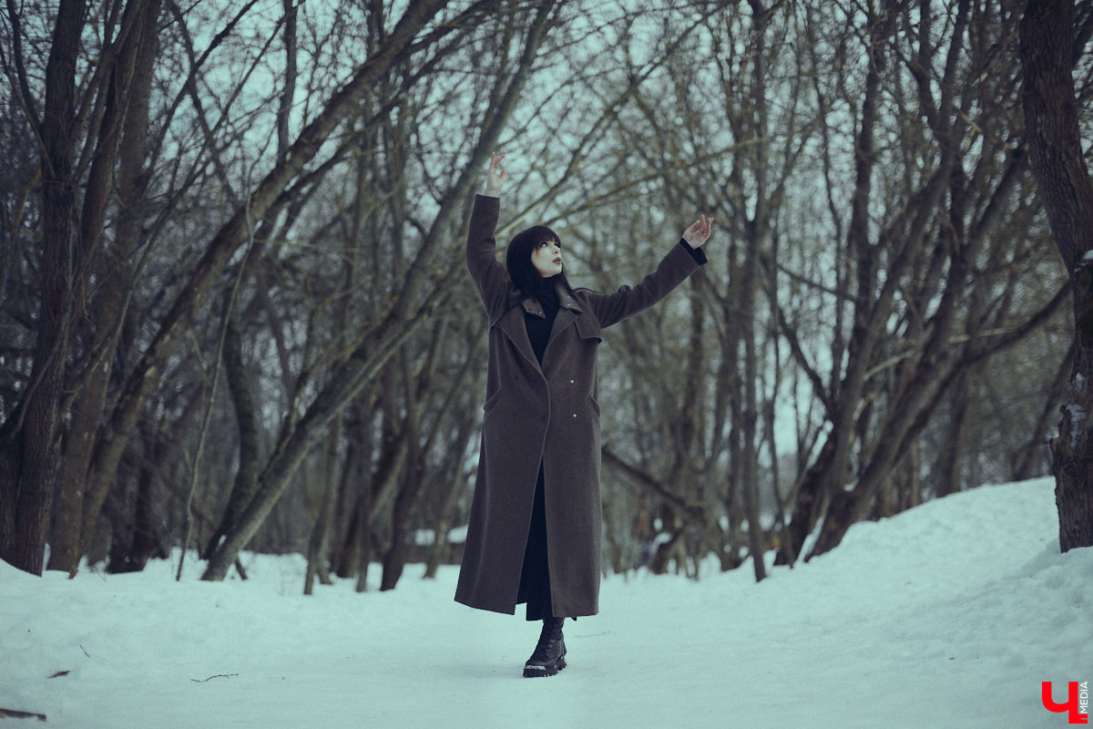 Во Владимире дефицит оазисов. Некогда утопавший в зелени город постепенно превращается в индустриальный короб, обшитый вентфасадом. «Ключ-Медиа» решил рассмотреть проблему в свойственной ему манере — при помощи творчества. Площадкой для перформанса на злобу дня стали старые сады на улице Мира, где проходит массовая вырубка деревьев.