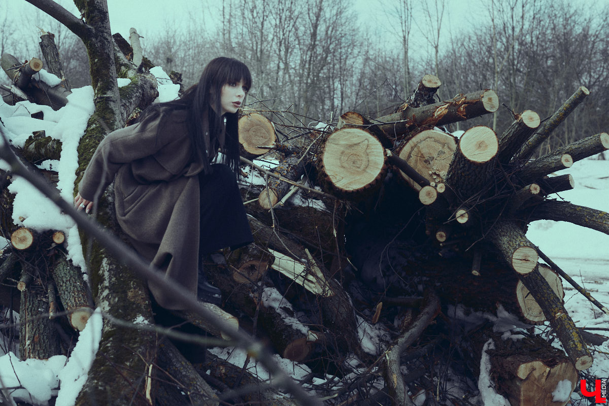 Во Владимире дефицит оазисов. Некогда утопавший в зелени город постепенно превращается в индустриальный короб, обшитый вентфасадом. «Ключ-Медиа» решил рассмотреть проблему в свойственной ему манере — при помощи творчества. Площадкой для перформанса на злобу дня стали старые сады на улице Мира, где проходит массовая вырубка деревьев.