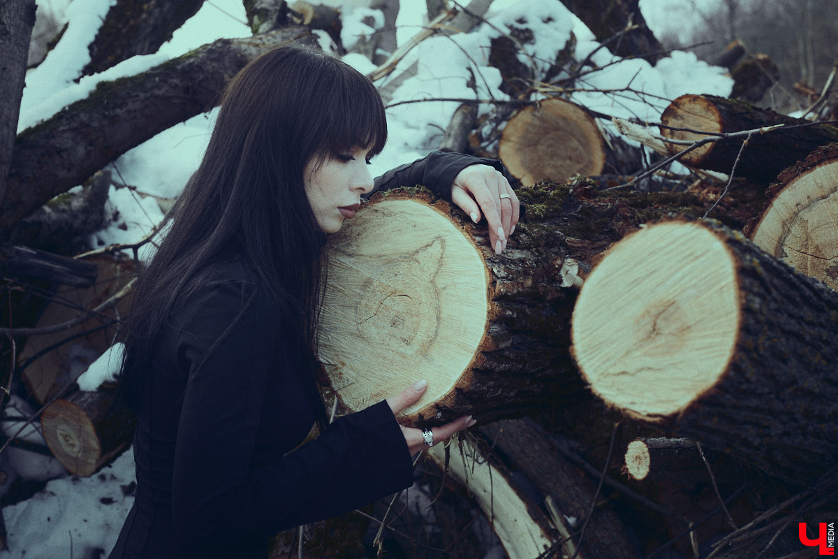Во Владимире дефицит оазисов. Некогда утопавший в зелени город постепенно превращается в индустриальный короб, обшитый вентфасадом. «Ключ-Медиа» решил рассмотреть проблему в свойственной ему манере — при помощи творчества. Площадкой для перформанса на злобу дня стали старые сады на улице Мира, где проходит массовая вырубка деревьев.