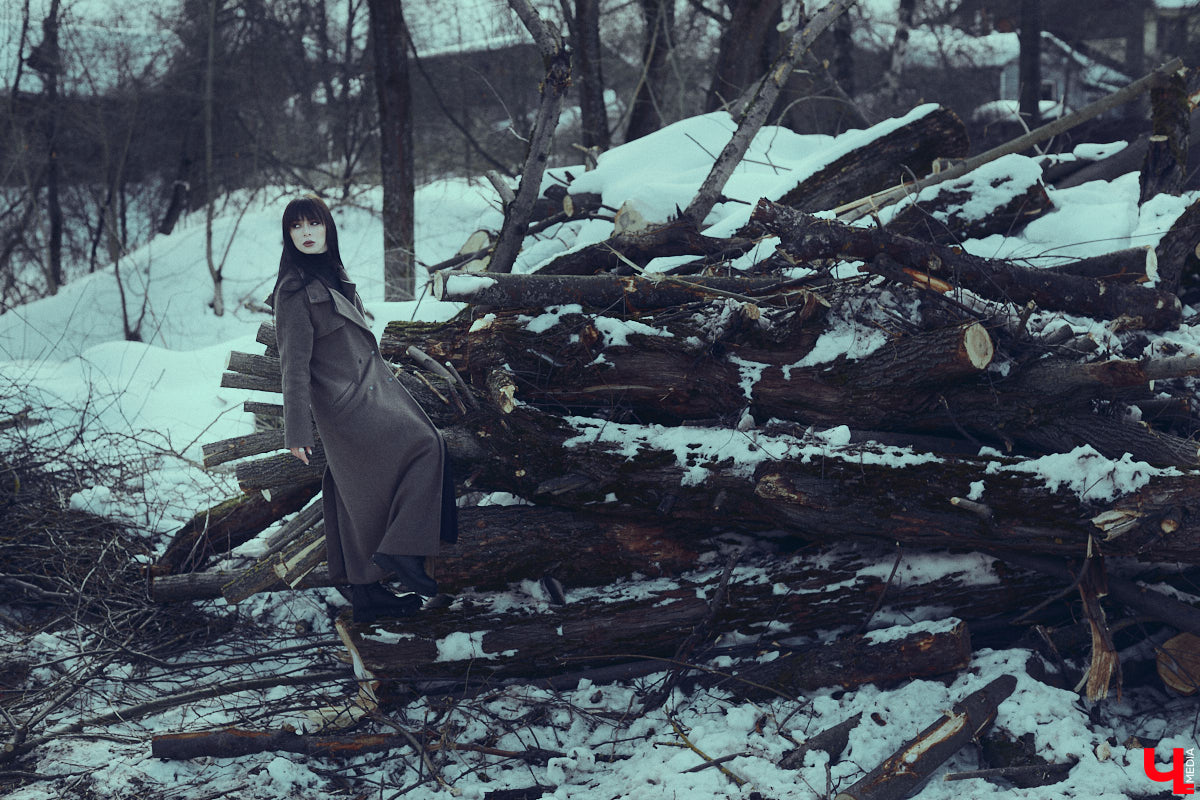 Во Владимире дефицит оазисов. Некогда утопавший в зелени город постепенно превращается в индустриальный короб, обшитый вентфасадом. «Ключ-Медиа» решил рассмотреть проблему в свойственной ему манере — при помощи творчества. Площадкой для перформанса на злобу дня стали старые сады на улице Мира, где проходит массовая вырубка деревьев.