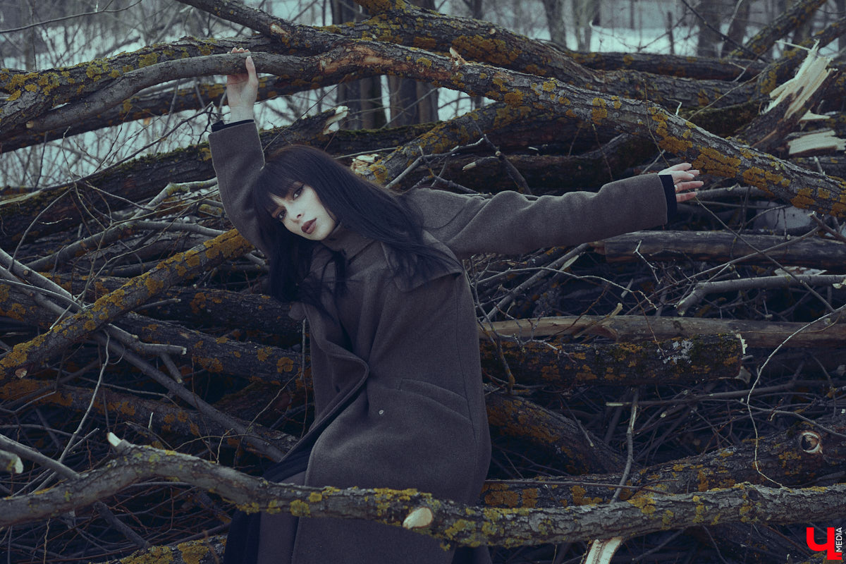 Во Владимире дефицит оазисов. Некогда утопавший в зелени город постепенно превращается в индустриальный короб, обшитый вентфасадом. «Ключ-Медиа» решил рассмотреть проблему в свойственной ему манере — при помощи творчества. Площадкой для перформанса на злобу дня стали старые сады на улице Мира, где проходит массовая вырубка деревьев.