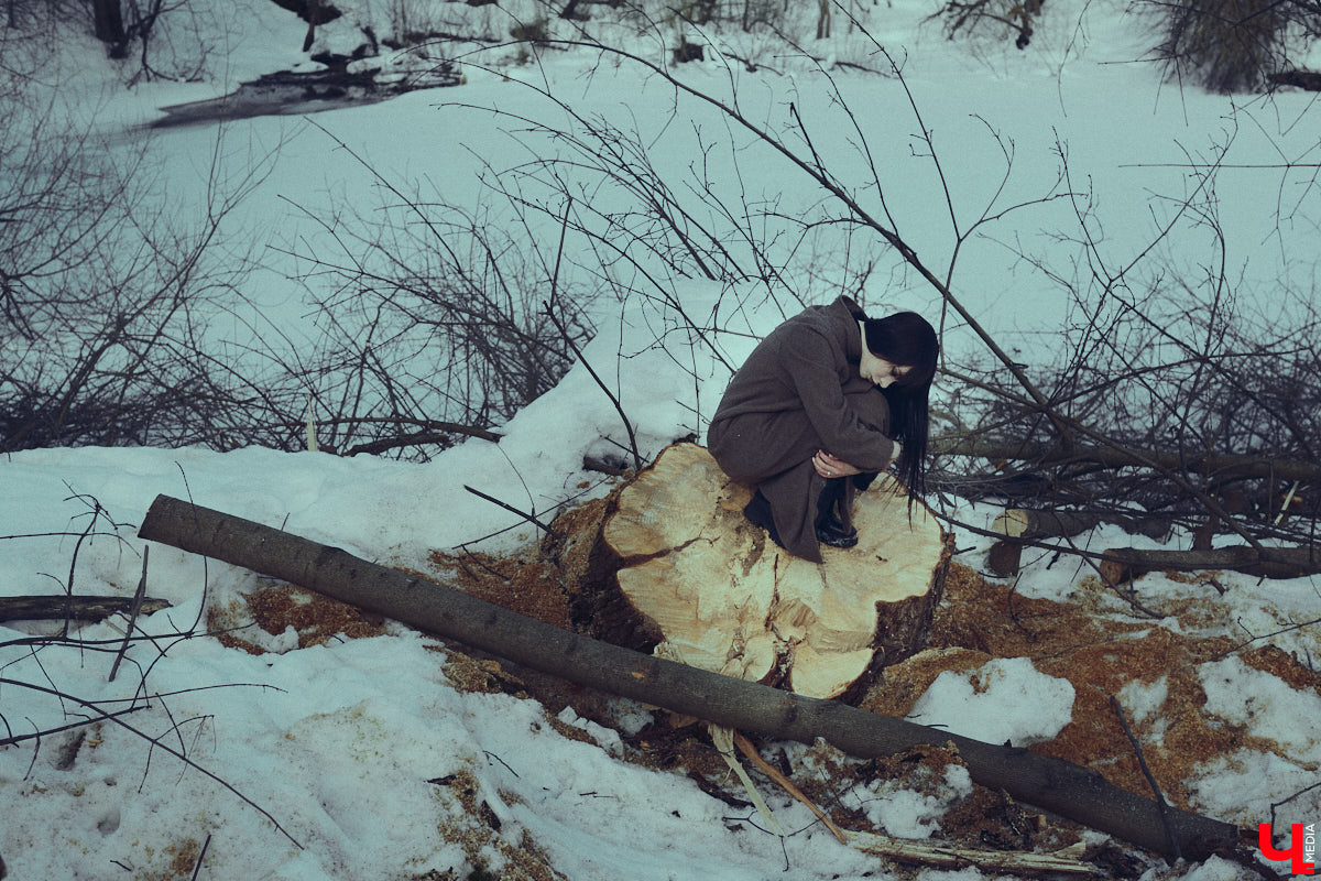 Во Владимире дефицит оазисов. Некогда утопавший в зелени город постепенно превращается в индустриальный короб, обшитый вентфасадом. «Ключ-Медиа» решил рассмотреть проблему в свойственной ему манере — при помощи творчества. Площадкой для перформанса на злобу дня стали старые сады на улице Мира, где проходит массовая вырубка деревьев.