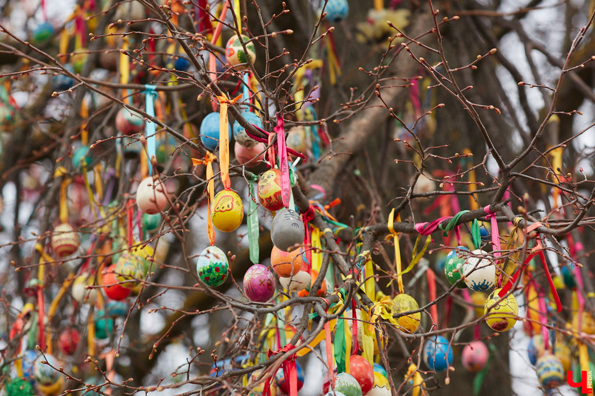 Настоящая благоухающая весна в паре шагов от нас, а значит, скоро все расцветет. Но приз за самый яркий наряд точно получит пасхальное дерево, которое по традиции облачится в свое одеяние в канун светлого праздника. Рассказываем, когда и где во Владимире развернется красочное зрелище.