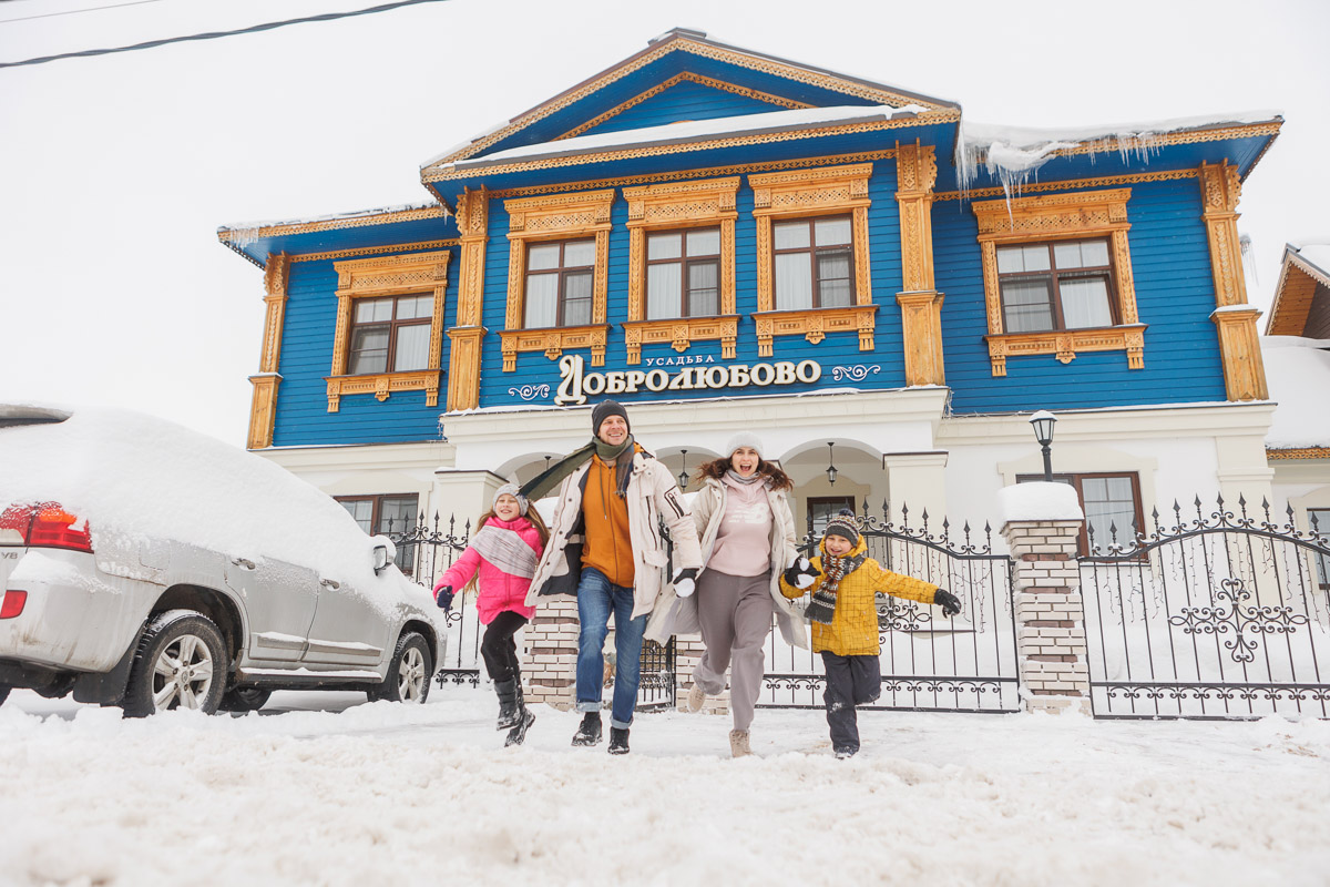 Главному проекту отельера Светланы Марковой         — усадьбе «Добролюбово»         — в         этом году исполняется 10         лет. Химик по         образованию случайно попала в         индустрию гостеприимства, а         сегодня в         ее         ведении несколько успешных гостевых домов и         ресторан «Русское подворье в         Суздале». Об         особенностях гостеприимства в         городе-музее, подготовке к         его тысячелетию, запросах туристов и         сотрудников, немного о         своей карьере и         чуть-чуть о         личном Светлана рассказала в         интервью «Ключ-Медиа».