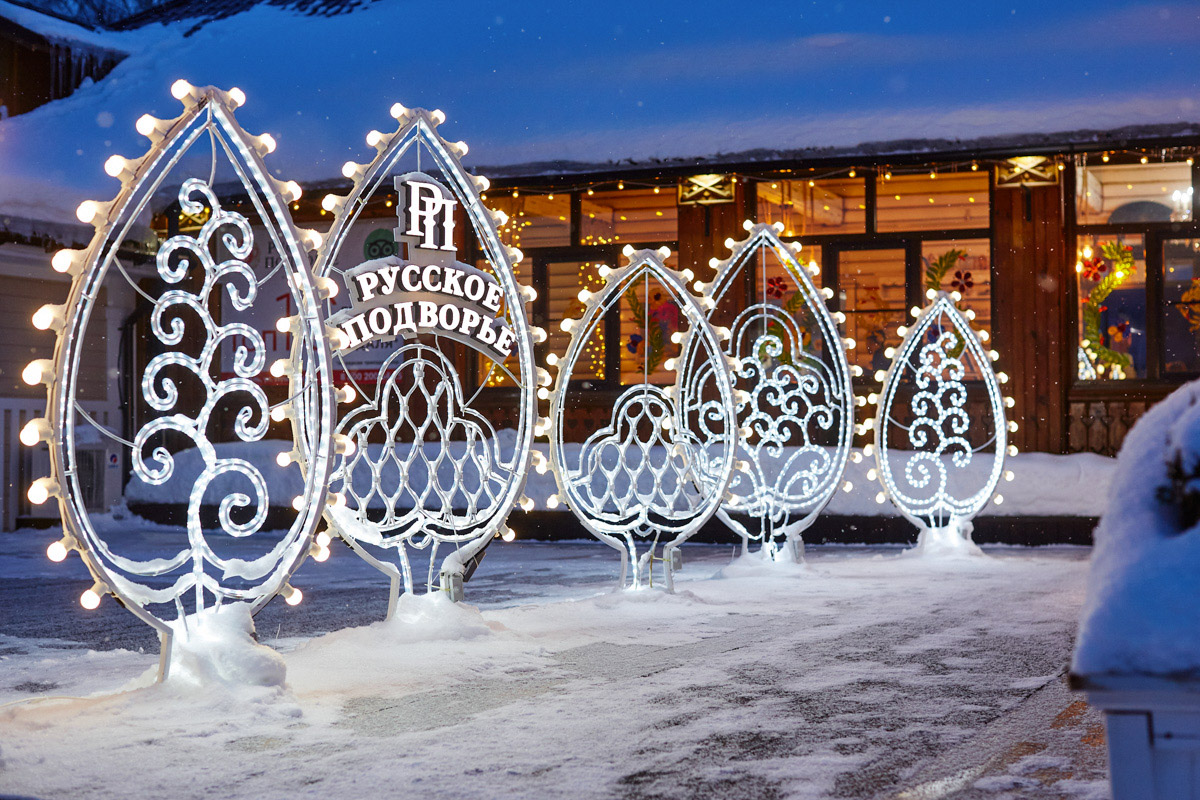 Главному проекту отельера Светланы Марковой         — усадьбе «Добролюбово»         — в         этом году исполняется 10         лет. Химик по         образованию случайно попала в         индустрию гостеприимства, а         сегодня в         ее         ведении несколько успешных гостевых домов и         ресторан «Русское подворье в         Суздале». Об         особенностях гостеприимства в         городе-музее, подготовке к         его тысячелетию, запросах туристов и         сотрудников, немного о         своей карьере и         чуть-чуть о         личном Светлана рассказала в         интервью «Ключ-Медиа».