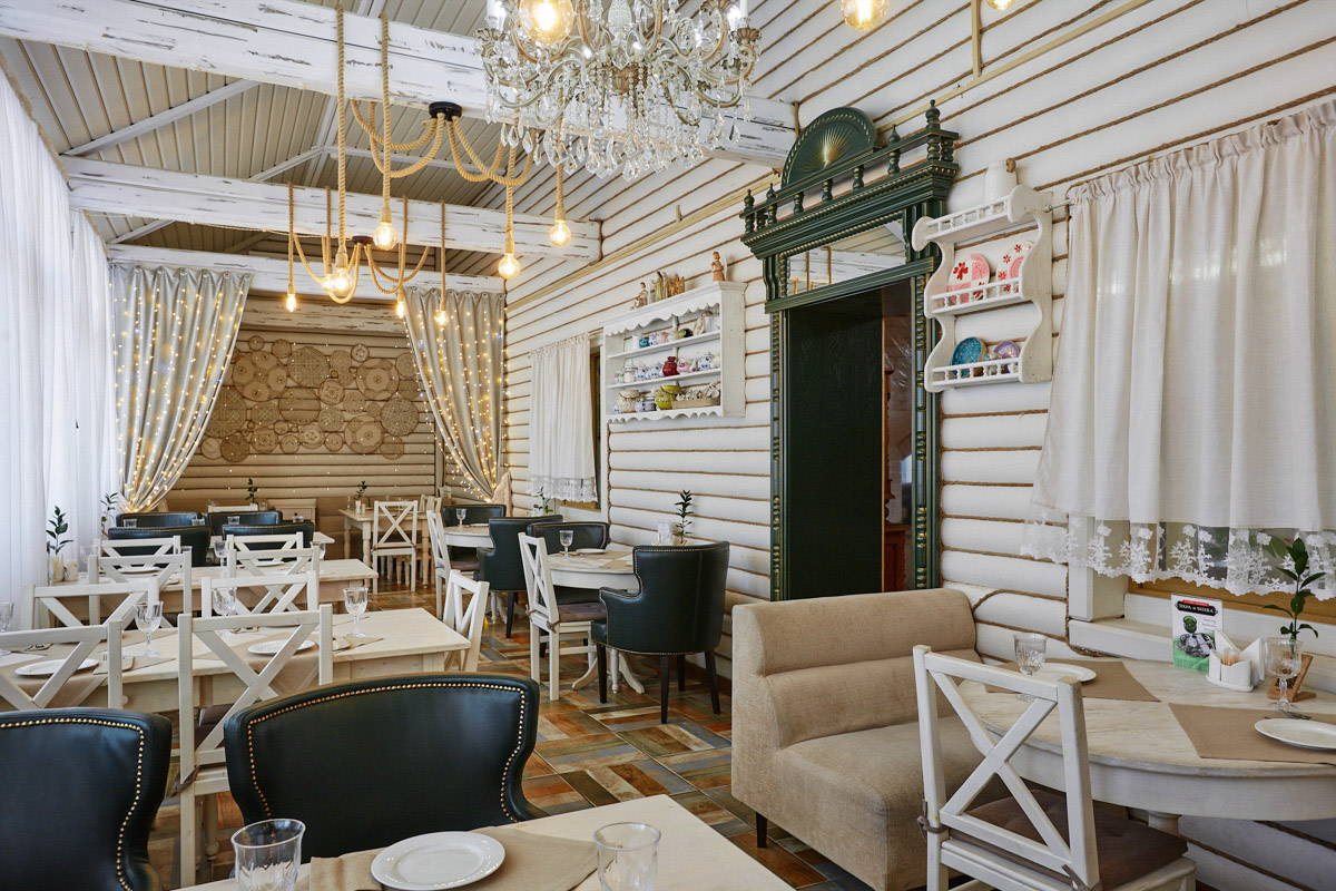 Главному проекту отельера Светланы Марковой         — усадьбе «Добролюбово»         — в         этом году исполняется 10         лет. Химик по         образованию случайно попала в         индустрию гостеприимства, а         сегодня в         ее         ведении несколько успешных гостевых домов и         ресторан «Русское подворье в         Суздале». Об         особенностях гостеприимства в         городе-музее, подготовке к         его тысячелетию, запросах туристов и         сотрудников, немного о         своей карьере и         чуть-чуть о         личном Светлана рассказала в         интервью «Ключ-Медиа».