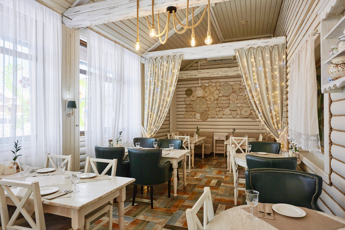 Главному проекту отельера Светланы Марковой         — усадьбе «Добролюбово»         — в         этом году исполняется 10         лет. Химик по         образованию случайно попала в         индустрию гостеприимства, а         сегодня в         ее         ведении несколько успешных гостевых домов и         ресторан «Русское подворье в         Суздале». Об         особенностях гостеприимства в         городе-музее, подготовке к         его тысячелетию, запросах туристов и         сотрудников, немного о         своей карьере и         чуть-чуть о         личном Светлана рассказала в         интервью «Ключ-Медиа».