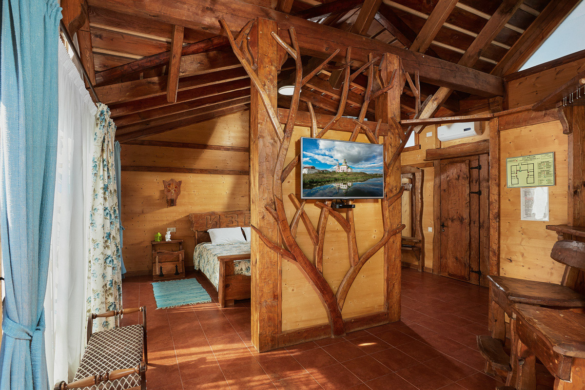 Главному проекту отельера Светланы Марковой         — усадьбе «Добролюбово»         — в         этом году исполняется 10         лет. Химик по         образованию случайно попала в         индустрию гостеприимства, а         сегодня в         ее         ведении несколько успешных гостевых домов и         ресторан «Русское подворье в         Суздале». Об         особенностях гостеприимства в         городе-музее, подготовке к         его тысячелетию, запросах туристов и         сотрудников, немного о         своей карьере и         чуть-чуть о         личном Светлана рассказала в         интервью «Ключ-Медиа».