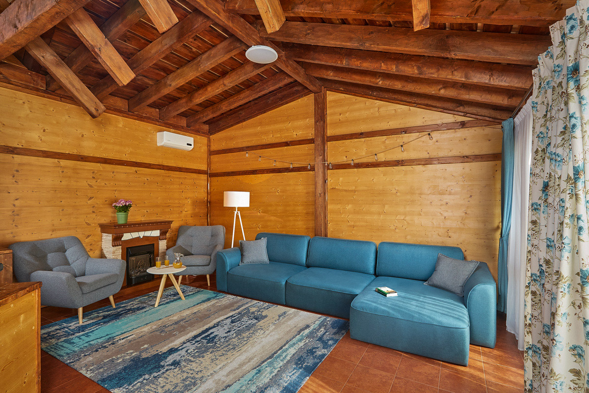 Главному проекту отельера Светланы Марковой         — усадьбе «Добролюбово»         — в         этом году исполняется 10         лет. Химик по         образованию случайно попала в         индустрию гостеприимства, а         сегодня в         ее         ведении несколько успешных гостевых домов и         ресторан «Русское подворье в         Суздале». Об         особенностях гостеприимства в         городе-музее, подготовке к         его тысячелетию, запросах туристов и         сотрудников, немного о         своей карьере и         чуть-чуть о         личном Светлана рассказала в         интервью «Ключ-Медиа».