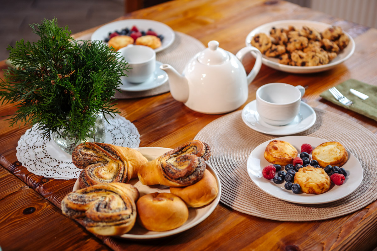 Главному проекту отельера Светланы Марковой         — усадьбе «Добролюбово»         — в         этом году исполняется 10         лет. Химик по         образованию случайно попала в         индустрию гостеприимства, а         сегодня в         ее         ведении несколько успешных гостевых домов и         ресторан «Русское подворье в         Суздале». Об         особенностях гостеприимства в         городе-музее, подготовке к         его тысячелетию, запросах туристов и         сотрудников, немного о         своей карьере и         чуть-чуть о         личном Светлана рассказала в         интервью «Ключ-Медиа».