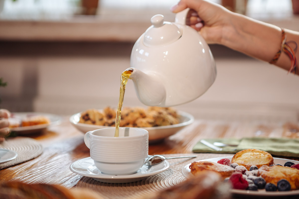 Главному проекту отельера Светланы Марковой         — усадьбе «Добролюбово»         — в         этом году исполняется 10         лет. Химик по         образованию случайно попала в         индустрию гостеприимства, а         сегодня в         ее         ведении несколько успешных гостевых домов и         ресторан «Русское подворье в         Суздале». Об         особенностях гостеприимства в         городе-музее, подготовке к         его тысячелетию, запросах туристов и         сотрудников, немного о         своей карьере и         чуть-чуть о         личном Светлана рассказала в         интервью «Ключ-Медиа».