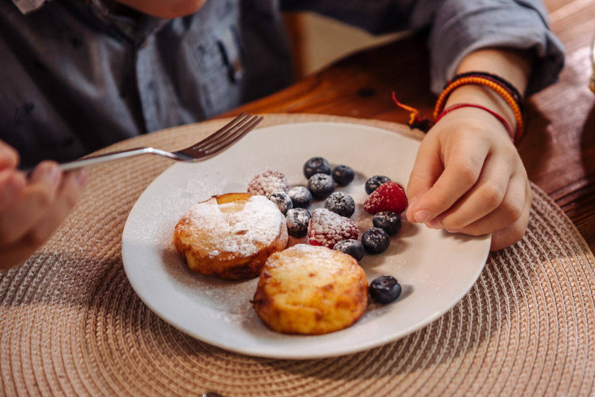 Главному проекту отельера Светланы Марковой         — усадьбе «Добролюбово»         — в         этом году исполняется 10         лет. Химик по         образованию случайно попала в         индустрию гостеприимства, а         сегодня в         ее         ведении несколько успешных гостевых домов и         ресторан «Русское подворье в         Суздале». Об         особенностях гостеприимства в         городе-музее, подготовке к         его тысячелетию, запросах туристов и         сотрудников, немного о         своей карьере и         чуть-чуть о         личном Светлана рассказала в         интервью «Ключ-Медиа».