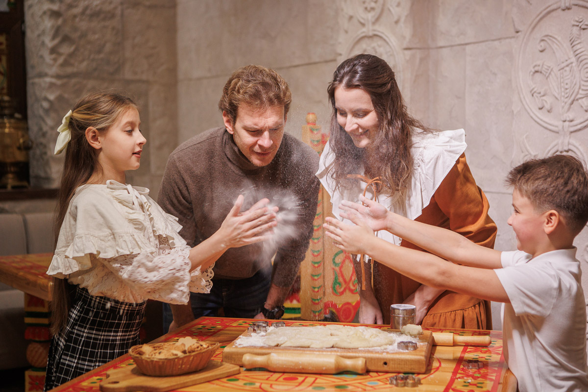 Главному проекту отельера Светланы Марковой         — усадьбе «Добролюбово»         — в         этом году исполняется 10         лет. Химик по         образованию случайно попала в         индустрию гостеприимства, а         сегодня в         ее         ведении несколько успешных гостевых домов и         ресторан «Русское подворье в         Суздале». Об         особенностях гостеприимства в         городе-музее, подготовке к         его тысячелетию, запросах туристов и         сотрудников, немного о         своей карьере и         чуть-чуть о         личном Светлана рассказала в         интервью «Ключ-Медиа».