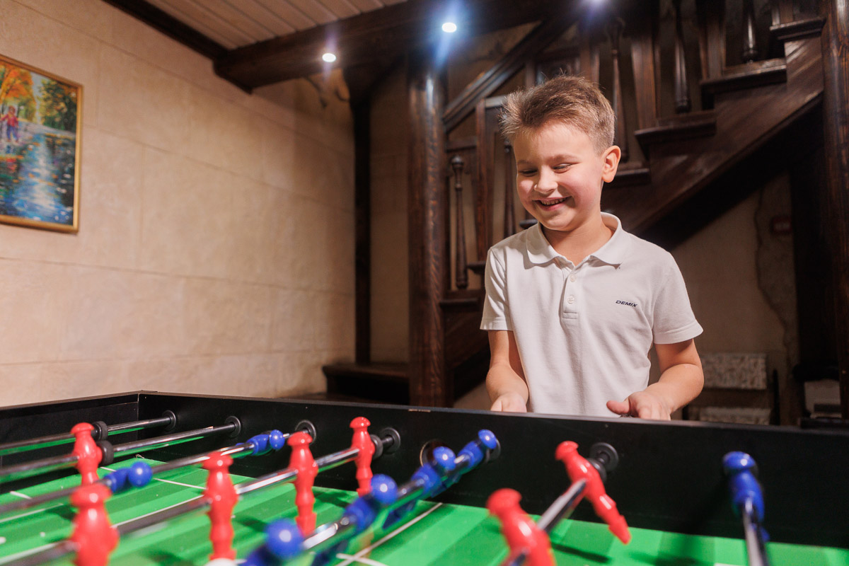 Главному проекту отельера Светланы Марковой         — усадьбе «Добролюбово»         — в         этом году исполняется 10         лет. Химик по         образованию случайно попала в         индустрию гостеприимства, а         сегодня в         ее         ведении несколько успешных гостевых домов и         ресторан «Русское подворье в         Суздале». Об         особенностях гостеприимства в         городе-музее, подготовке к         его тысячелетию, запросах туристов и         сотрудников, немного о         своей карьере и         чуть-чуть о         личном Светлана рассказала в         интервью «Ключ-Медиа».