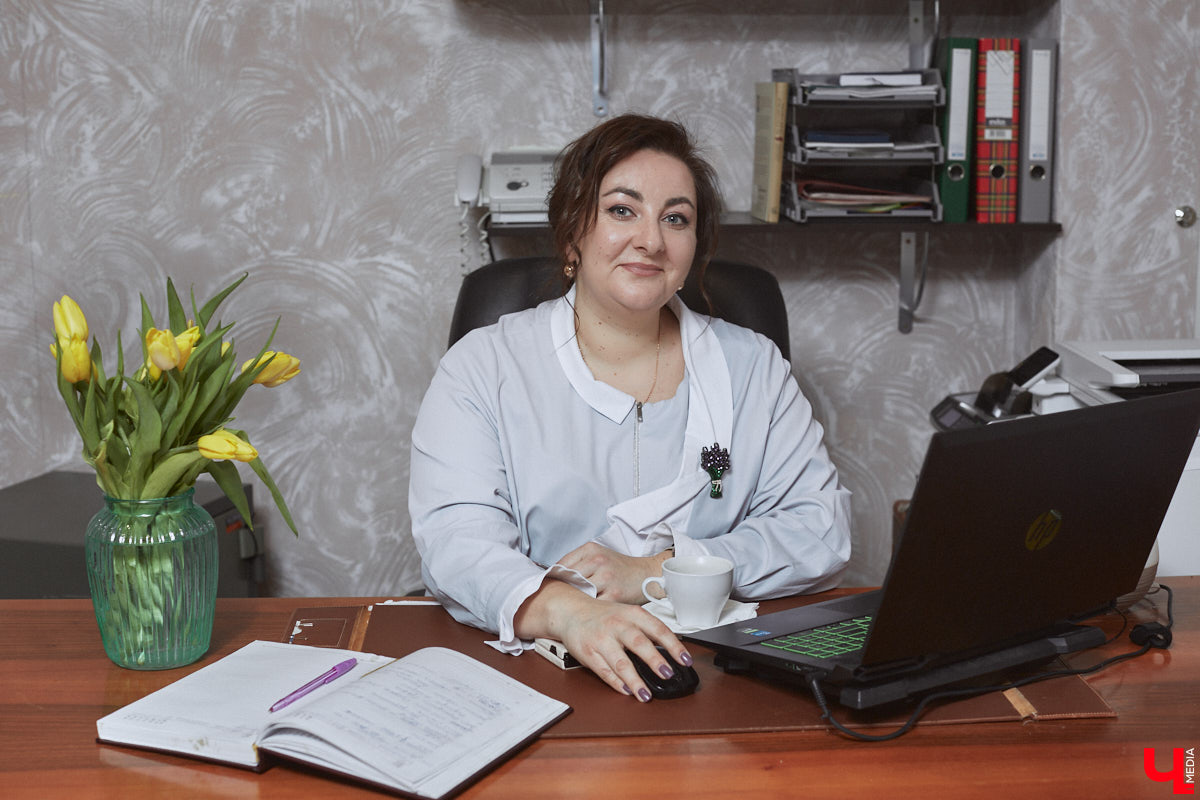 Главному проекту отельера Светланы Марковой         — усадьбе «Добролюбово»         — в         этом году исполняется 10         лет. Химик по         образованию случайно попала в         индустрию гостеприимства, а         сегодня в         ее         ведении несколько успешных гостевых домов и         ресторан «Русское подворье в         Суздале». Об         особенностях гостеприимства в         городе-музее, подготовке к         его тысячелетию, запросах туристов и         сотрудников, немного о         своей карьере и         чуть-чуть о         личном Светлана рассказала в         интервью «Ключ-Медиа».