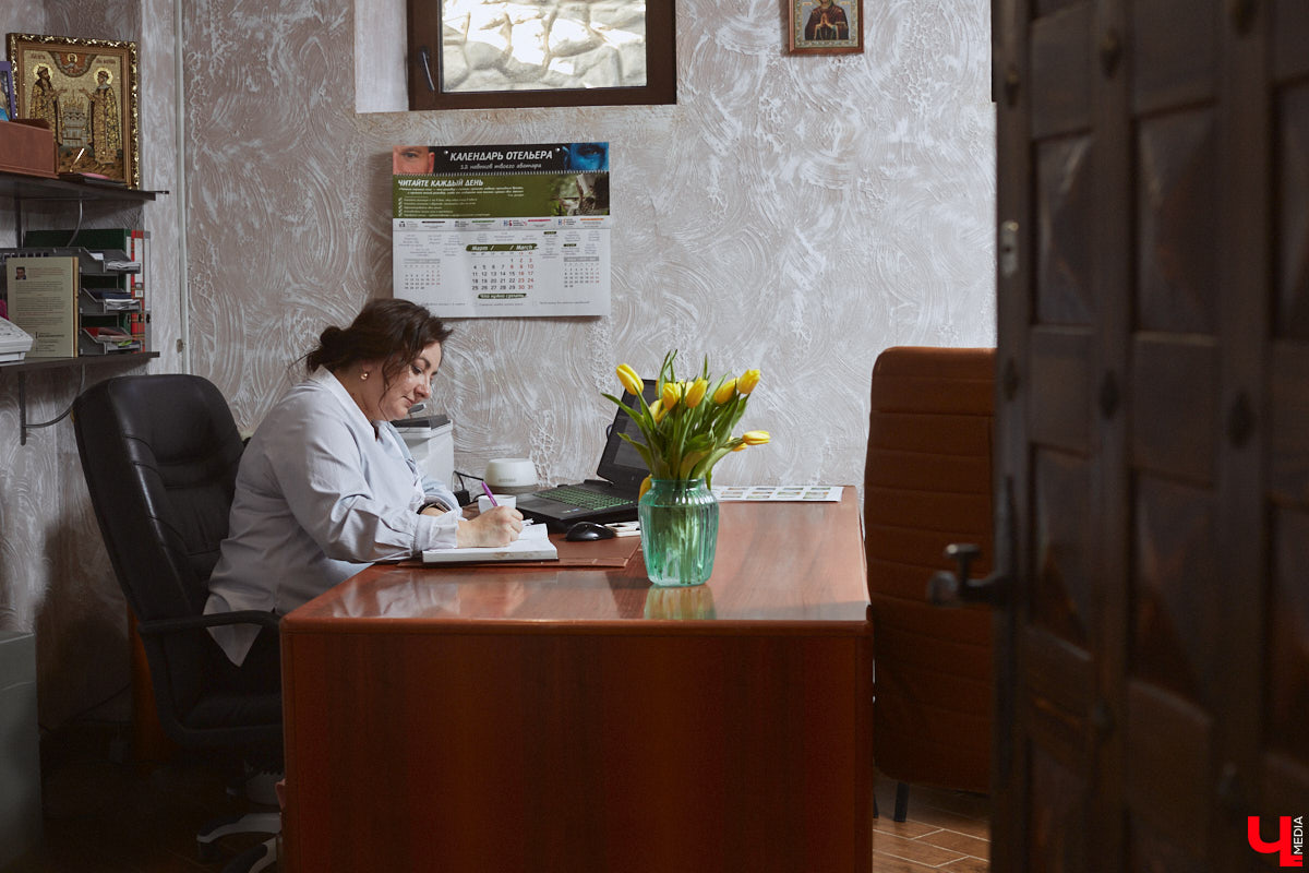 Главному проекту отельера Светланы Марковой         — усадьбе «Добролюбово»         — в         этом году исполняется 10         лет. Химик по         образованию случайно попала в         индустрию гостеприимства, а         сегодня в         ее         ведении несколько успешных гостевых домов и         ресторан «Русское подворье в         Суздале». Об         особенностях гостеприимства в         городе-музее, подготовке к         его тысячелетию, запросах туристов и         сотрудников, немного о         своей карьере и         чуть-чуть о         личном Светлана рассказала в         интервью «Ключ-Медиа».