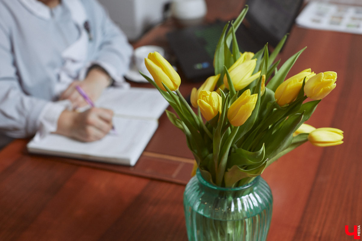 Главному проекту отельера Светланы Марковой         — усадьбе «Добролюбово»         — в         этом году исполняется 10         лет. Химик по         образованию случайно попала в         индустрию гостеприимства, а         сегодня в         ее         ведении несколько успешных гостевых домов и         ресторан «Русское подворье в         Суздале». Об         особенностях гостеприимства в         городе-музее, подготовке к         его тысячелетию, запросах туристов и         сотрудников, немного о         своей карьере и         чуть-чуть о         личном Светлана рассказала в         интервью «Ключ-Медиа».