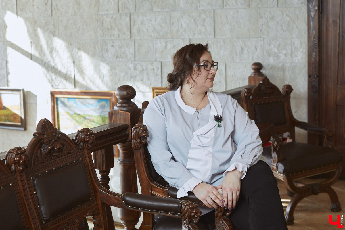 Главному проекту отельера Светланы Марковой         — усадьбе «Добролюбово»         — в         этом году исполняется 10         лет. Химик по         образованию случайно попала в         индустрию гостеприимства, а         сегодня в         ее         ведении несколько успешных гостевых домов и         ресторан «Русское подворье в         Суздале». Об         особенностях гостеприимства в         городе-музее, подготовке к         его тысячелетию, запросах туристов и         сотрудников, немного о         своей карьере и         чуть-чуть о         личном Светлана рассказала в         интервью «Ключ-Медиа».