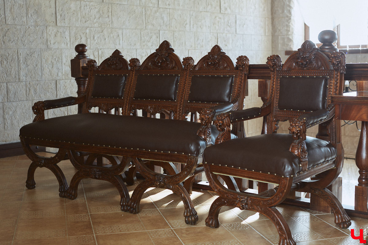 Главному проекту отельера Светланы Марковой         — усадьбе «Добролюбово»         — в         этом году исполняется 10         лет. Химик по         образованию случайно попала в         индустрию гостеприимства, а         сегодня в         ее         ведении несколько успешных гостевых домов и         ресторан «Русское подворье в         Суздале». Об         особенностях гостеприимства в         городе-музее, подготовке к         его тысячелетию, запросах туристов и         сотрудников, немного о         своей карьере и         чуть-чуть о         личном Светлана рассказала в         интервью «Ключ-Медиа».