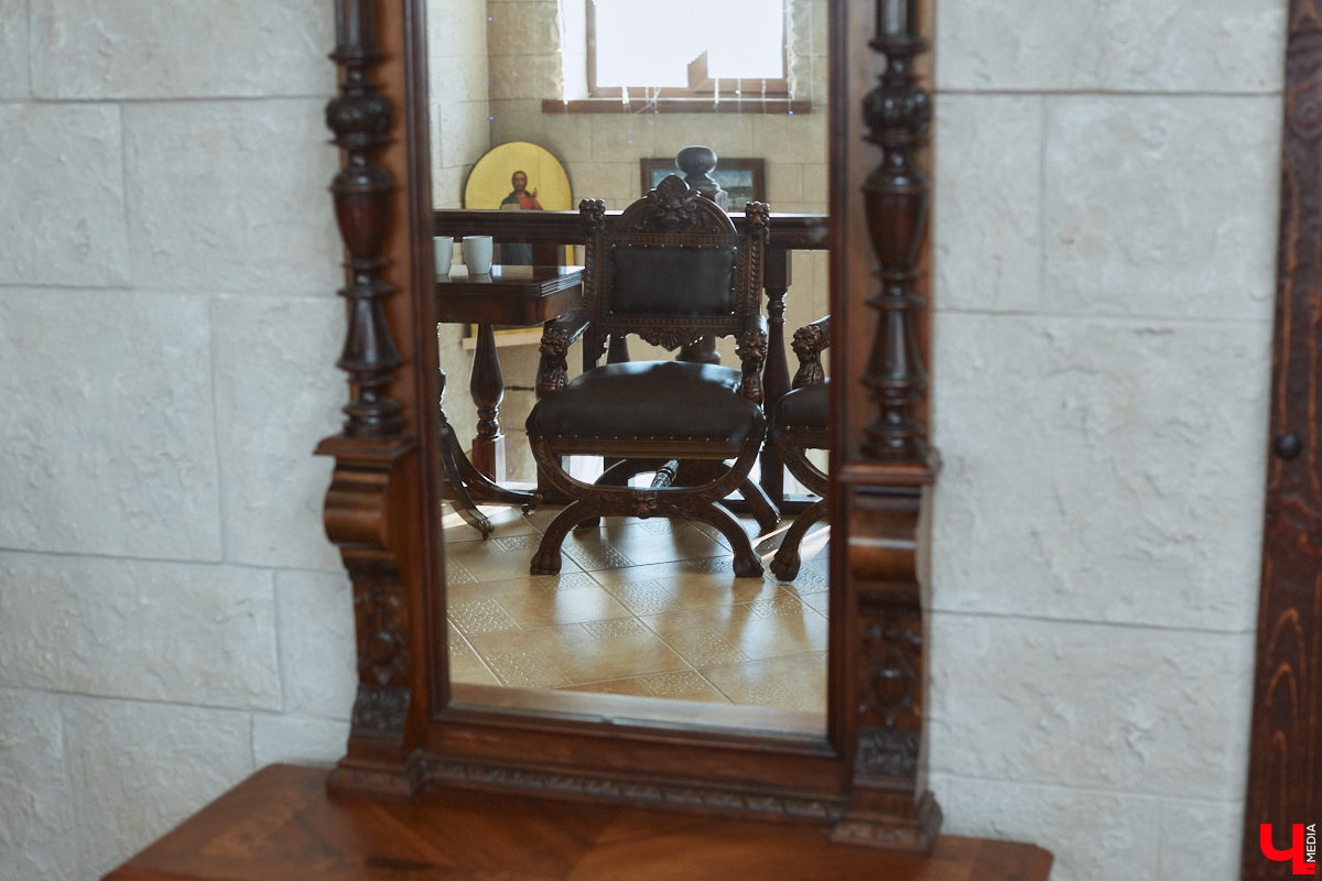 Главному проекту отельера Светланы Марковой         — усадьбе «Добролюбово»         — в         этом году исполняется 10         лет. Химик по         образованию случайно попала в         индустрию гостеприимства, а         сегодня в         ее         ведении несколько успешных гостевых домов и         ресторан «Русское подворье в         Суздале». Об         особенностях гостеприимства в         городе-музее, подготовке к         его тысячелетию, запросах туристов и         сотрудников, немного о         своей карьере и         чуть-чуть о         личном Светлана рассказала в         интервью «Ключ-Медиа».