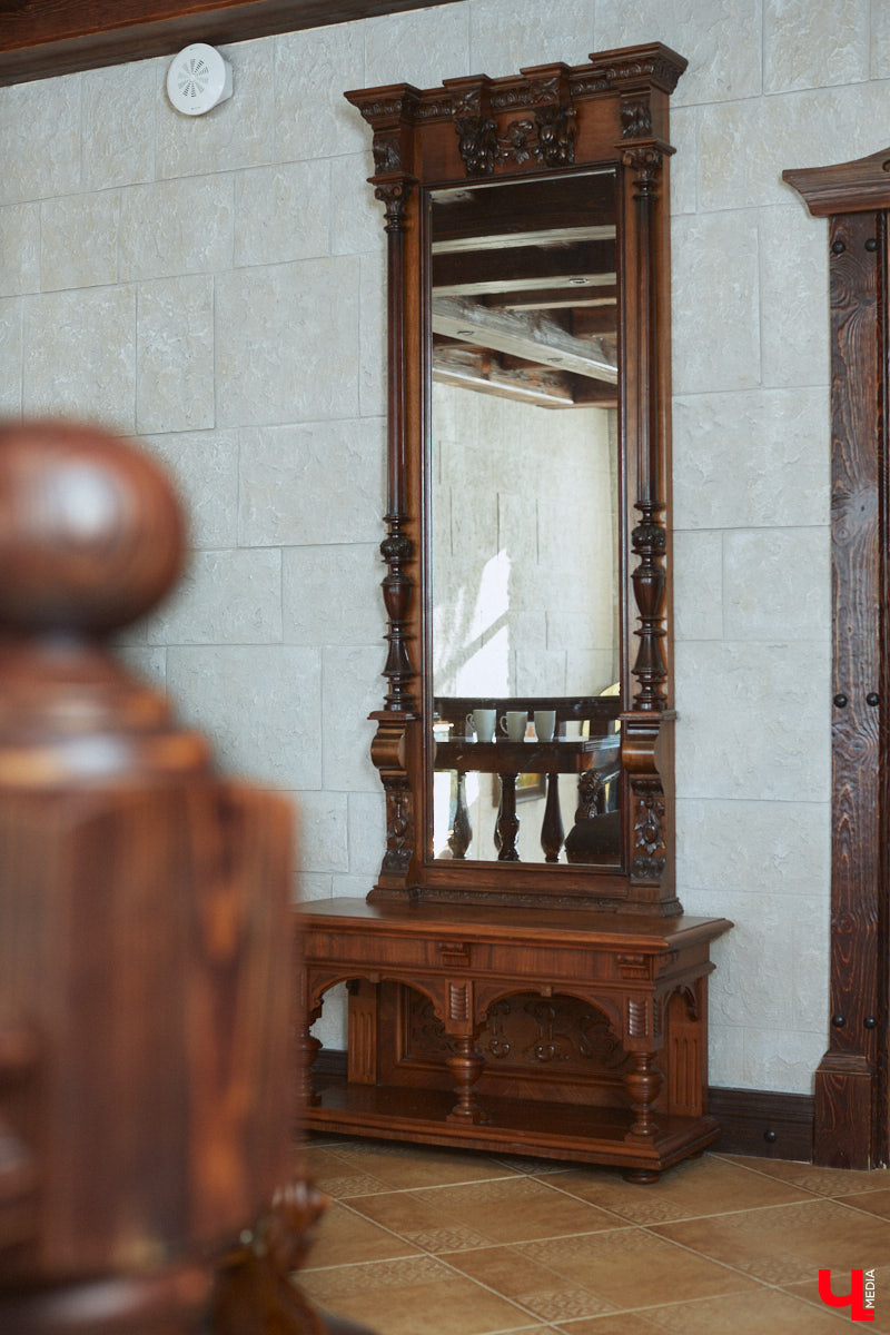 Главному проекту отельера Светланы Марковой         — усадьбе «Добролюбово»         — в         этом году исполняется 10         лет. Химик по         образованию случайно попала в         индустрию гостеприимства, а         сегодня в         ее         ведении несколько успешных гостевых домов и         ресторан «Русское подворье в         Суздале». Об         особенностях гостеприимства в         городе-музее, подготовке к         его тысячелетию, запросах туристов и         сотрудников, немного о         своей карьере и         чуть-чуть о         личном Светлана рассказала в         интервью «Ключ-Медиа».