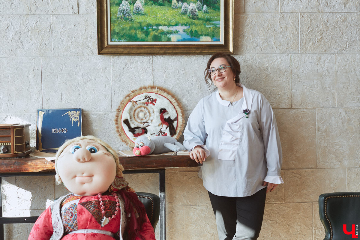 Главному проекту отельера Светланы Марковой         — усадьбе «Добролюбово»         — в         этом году исполняется 10         лет. Химик по         образованию случайно попала в         индустрию гостеприимства, а         сегодня в         ее         ведении несколько успешных гостевых домов и         ресторан «Русское подворье в         Суздале». Об         особенностях гостеприимства в         городе-музее, подготовке к         его тысячелетию, запросах туристов и         сотрудников, немного о         своей карьере и         чуть-чуть о         личном Светлана рассказала в         интервью «Ключ-Медиа».