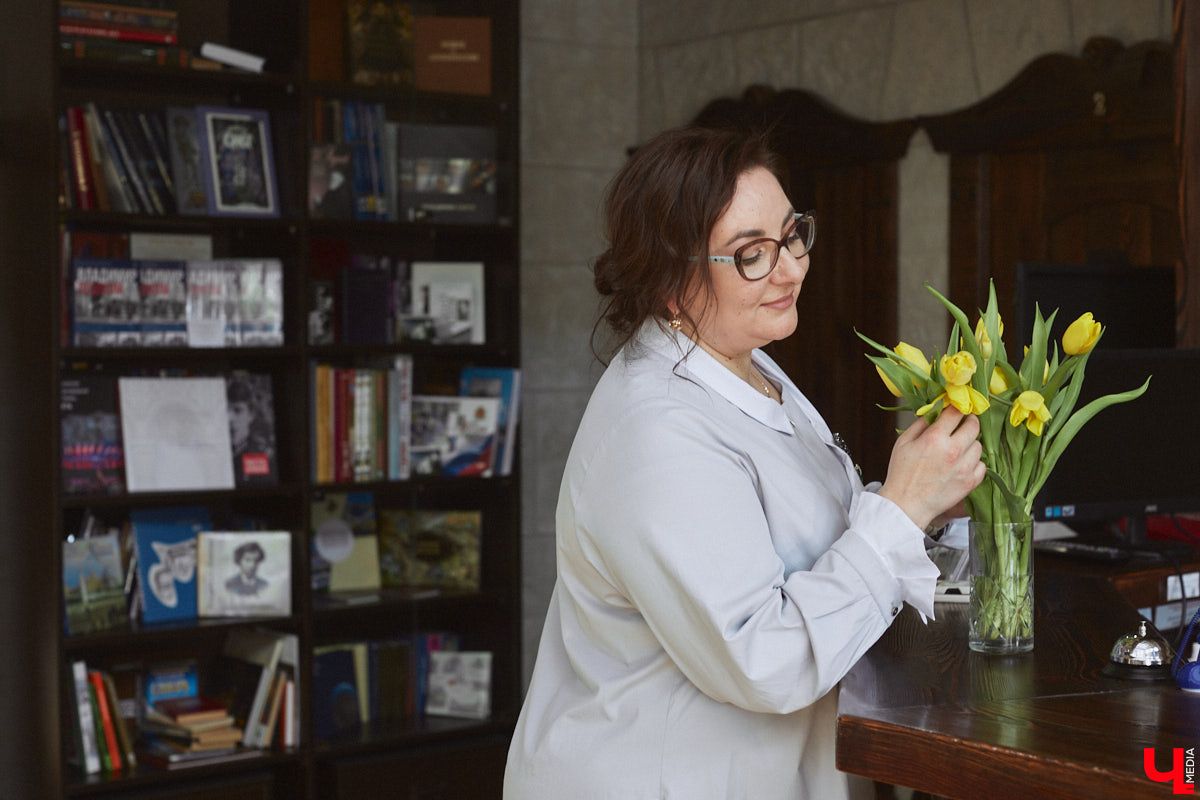 Главному проекту отельера Светланы Марковой         — усадьбе «Добролюбово»         — в         этом году исполняется 10         лет. Химик по         образованию случайно попала в         индустрию гостеприимства, а         сегодня в         ее         ведении несколько успешных гостевых домов и         ресторан «Русское подворье в         Суздале». Об         особенностях гостеприимства в         городе-музее, подготовке к         его тысячелетию, запросах туристов и         сотрудников, немного о         своей карьере и         чуть-чуть о         личном Светлана рассказала в         интервью «Ключ-Медиа».