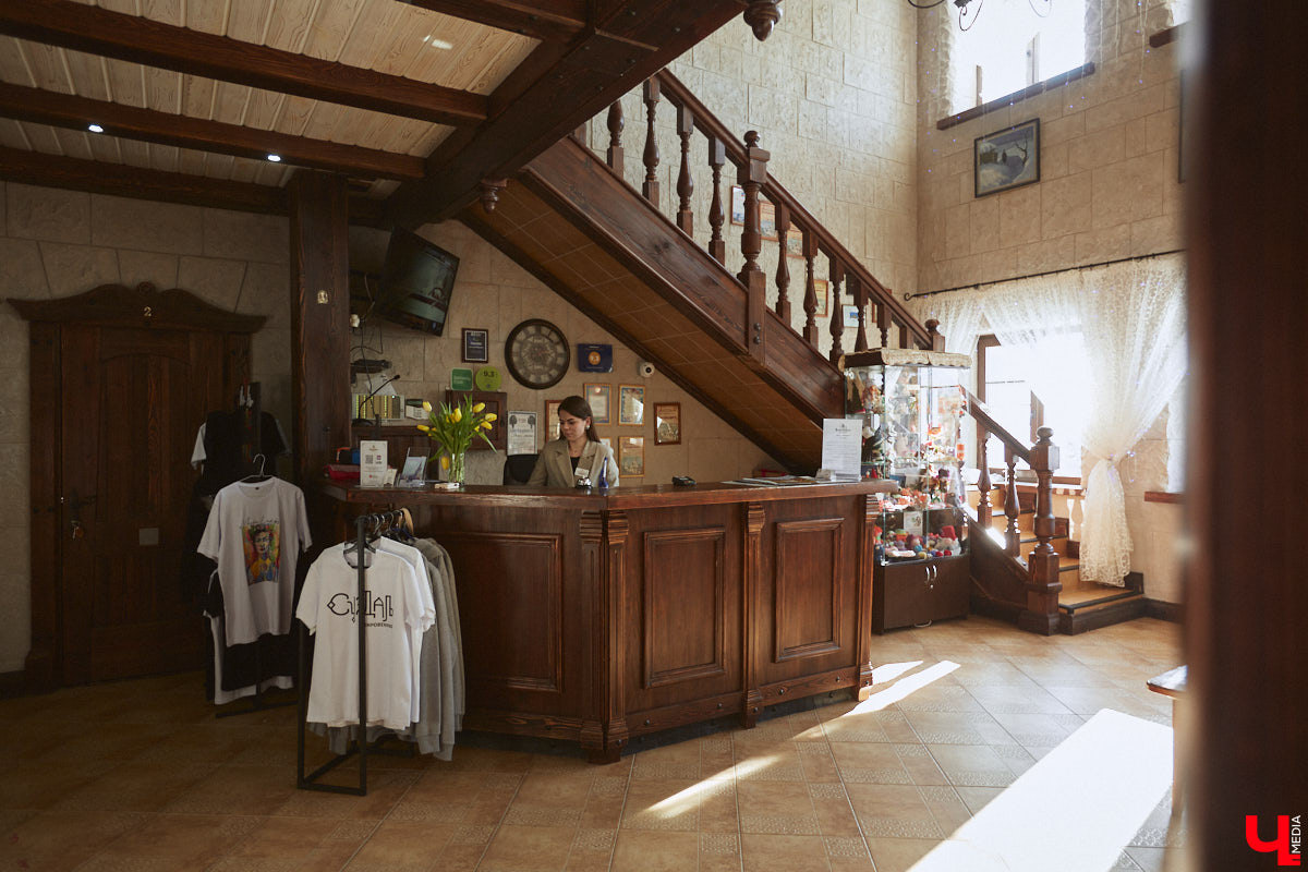 Главному проекту отельера Светланы Марковой         — усадьбе «Добролюбово»         — в         этом году исполняется 10         лет. Химик по         образованию случайно попала в         индустрию гостеприимства, а         сегодня в         ее         ведении несколько успешных гостевых домов и         ресторан «Русское подворье в         Суздале». Об         особенностях гостеприимства в         городе-музее, подготовке к         его тысячелетию, запросах туристов и         сотрудников, немного о         своей карьере и         чуть-чуть о         личном Светлана рассказала в         интервью «Ключ-Медиа».