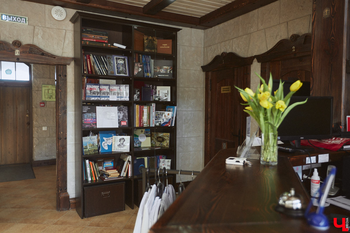 Главному проекту отельера Светланы Марковой         — усадьбе «Добролюбово»         — в         этом году исполняется 10         лет. Химик по         образованию случайно попала в         индустрию гостеприимства, а         сегодня в         ее         ведении несколько успешных гостевых домов и         ресторан «Русское подворье в         Суздале». Об         особенностях гостеприимства в         городе-музее, подготовке к         его тысячелетию, запросах туристов и         сотрудников, немного о         своей карьере и         чуть-чуть о         личном Светлана рассказала в         интервью «Ключ-Медиа».