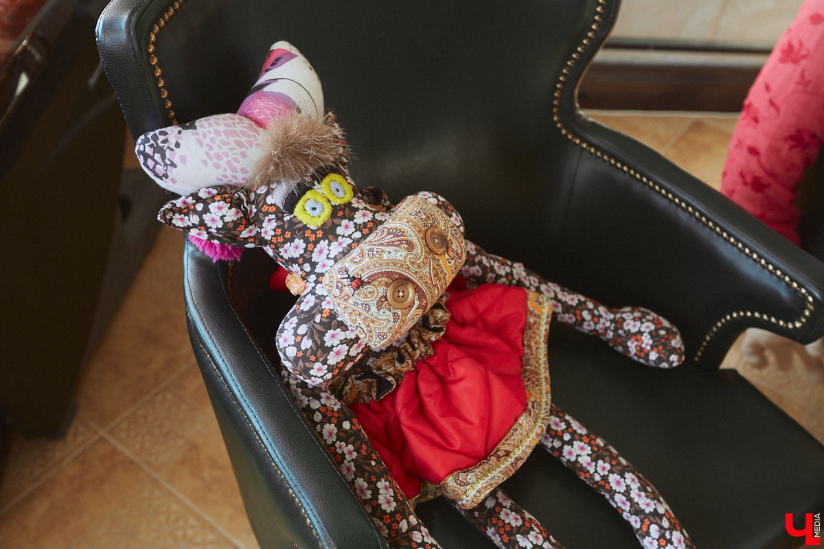 Главному проекту отельера Светланы Марковой         — усадьбе «Добролюбово»         — в         этом году исполняется 10         лет. Химик по         образованию случайно попала в         индустрию гостеприимства, а         сегодня в         ее         ведении несколько успешных гостевых домов и         ресторан «Русское подворье в         Суздале». Об         особенностях гостеприимства в         городе-музее, подготовке к         его тысячелетию, запросах туристов и         сотрудников, немного о         своей карьере и         чуть-чуть о         личном Светлана рассказала в         интервью «Ключ-Медиа».