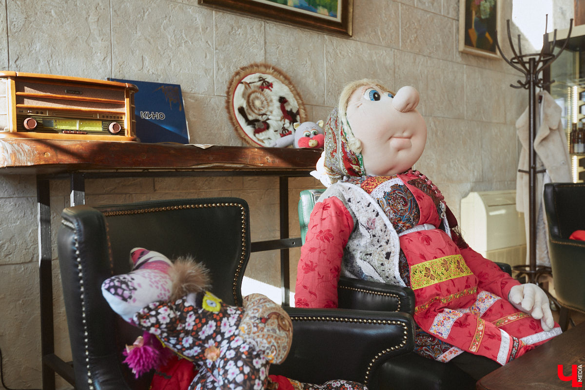 Главному проекту отельера Светланы Марковой         — усадьбе «Добролюбово»         — в         этом году исполняется 10         лет. Химик по         образованию случайно попала в         индустрию гостеприимства, а         сегодня в         ее         ведении несколько успешных гостевых домов и         ресторан «Русское подворье в         Суздале». Об         особенностях гостеприимства в         городе-музее, подготовке к         его тысячелетию, запросах туристов и         сотрудников, немного о         своей карьере и         чуть-чуть о         личном Светлана рассказала в         интервью «Ключ-Медиа».