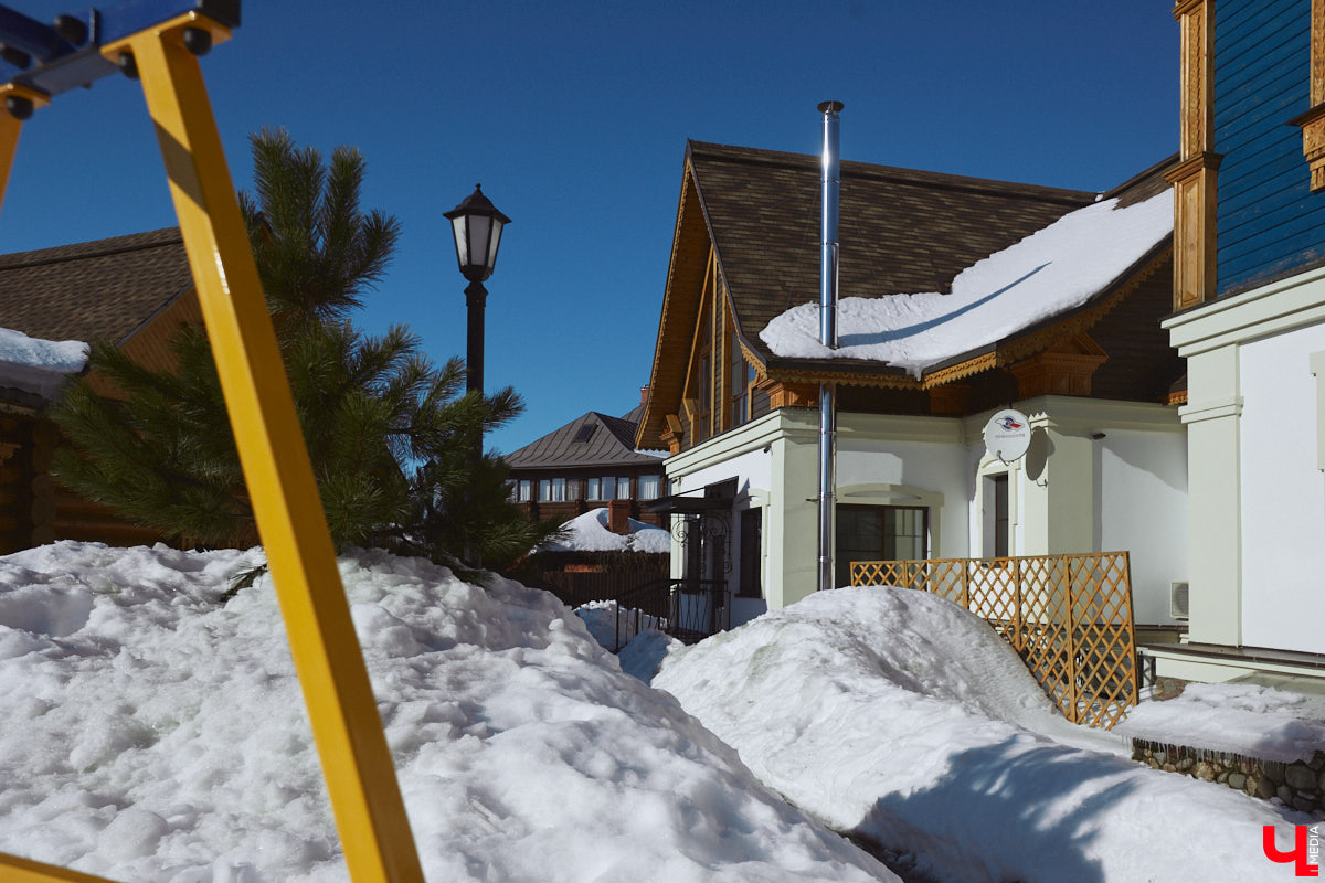 Главному проекту отельера Светланы Марковой         — усадьбе «Добролюбово»         — в         этом году исполняется 10         лет. Химик по         образованию случайно попала в         индустрию гостеприимства, а         сегодня в         ее         ведении несколько успешных гостевых домов и         ресторан «Русское подворье в         Суздале». Об         особенностях гостеприимства в         городе-музее, подготовке к         его тысячелетию, запросах туристов и         сотрудников, немного о         своей карьере и         чуть-чуть о         личном Светлана рассказала в         интервью «Ключ-Медиа».