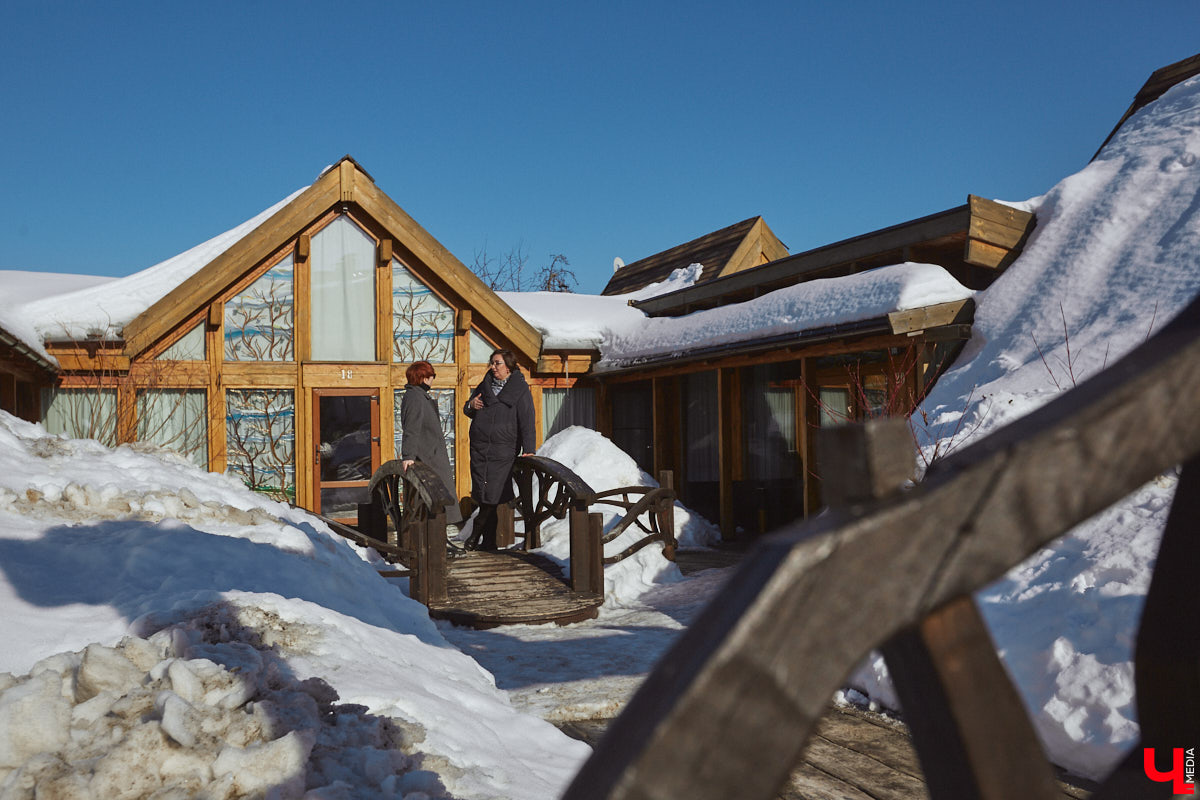 Главному проекту отельера Светланы Марковой         — усадьбе «Добролюбово»         — в         этом году исполняется 10         лет. Химик по         образованию случайно попала в         индустрию гостеприимства, а         сегодня в         ее         ведении несколько успешных гостевых домов и         ресторан «Русское подворье в         Суздале». Об         особенностях гостеприимства в         городе-музее, подготовке к         его тысячелетию, запросах туристов и         сотрудников, немного о         своей карьере и         чуть-чуть о         личном Светлана рассказала в         интервью «Ключ-Медиа».