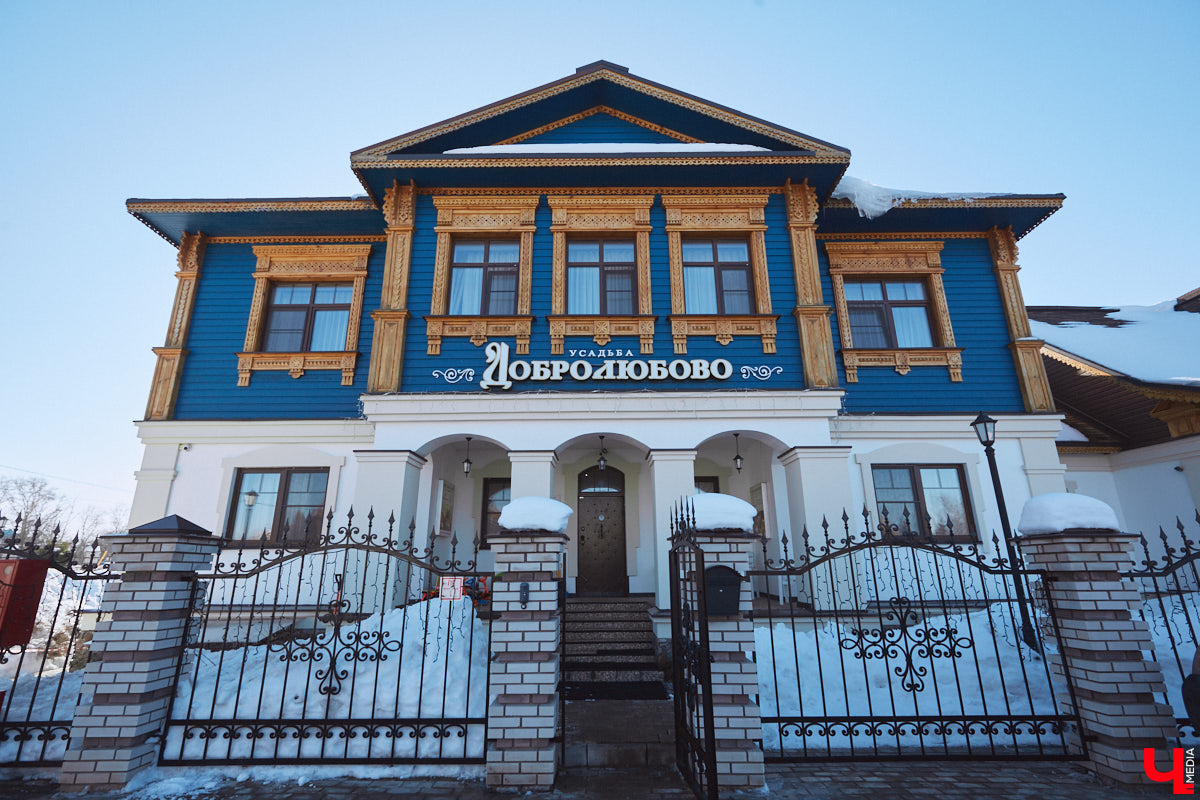 Главному проекту отельера Светланы Марковой         — усадьбе «Добролюбово»         — в         этом году исполняется 10         лет. Химик по         образованию случайно попала в         индустрию гостеприимства, а         сегодня в         ее         ведении несколько успешных гостевых домов и         ресторан «Русское подворье в         Суздале». Об         особенностях гостеприимства в         городе-музее, подготовке к         его тысячелетию, запросах туристов и         сотрудников, немного о         своей карьере и         чуть-чуть о         личном Светлана рассказала в         интервью «Ключ-Медиа».