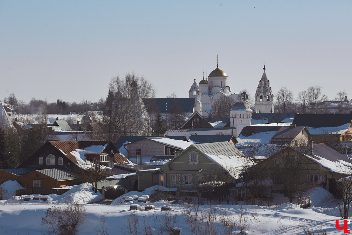 Главному проекту отельера Светланы Марковой         — усадьбе «Добролюбово»         — в         этом году исполняется 10         лет. Химик по         образованию случайно попала в         индустрию гостеприимства, а         сегодня в         ее         ведении несколько успешных гостевых домов и         ресторан «Русское подворье в         Суздале». Об         особенностях гостеприимства в         городе-музее, подготовке к         его тысячелетию, запросах туристов и         сотрудников, немного о         своей карьере и         чуть-чуть о         личном Светлана рассказала в         интервью «Ключ-Медиа».