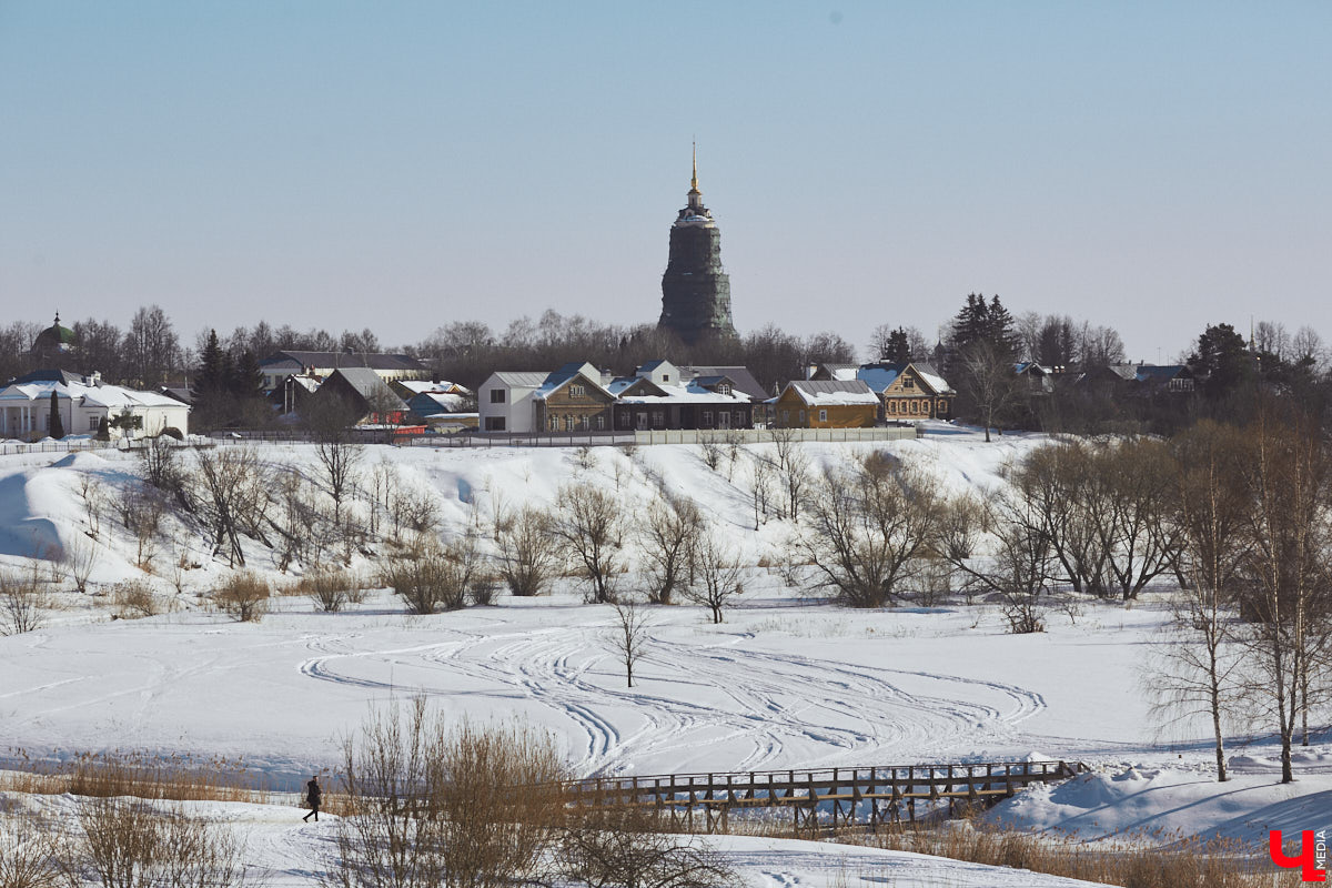 Главному проекту отельера Светланы Марковой         — усадьбе «Добролюбово»         — в         этом году исполняется 10         лет. Химик по         образованию случайно попала в         индустрию гостеприимства, а         сегодня в         ее         ведении несколько успешных гостевых домов и         ресторан «Русское подворье в         Суздале». Об         особенностях гостеприимства в         городе-музее, подготовке к         его тысячелетию, запросах туристов и         сотрудников, немного о         своей карьере и         чуть-чуть о         личном Светлана рассказала в         интервью «Ключ-Медиа».