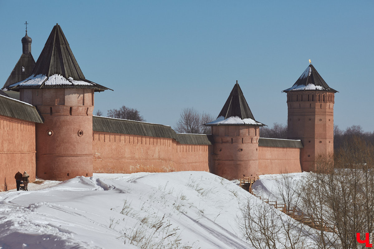 Главному проекту отельера Светланы Марковой         — усадьбе «Добролюбово»         — в         этом году исполняется 10         лет. Химик по         образованию случайно попала в         индустрию гостеприимства, а         сегодня в         ее         ведении несколько успешных гостевых домов и         ресторан «Русское подворье в         Суздале». Об         особенностях гостеприимства в         городе-музее, подготовке к         его тысячелетию, запросах туристов и         сотрудников, немного о         своей карьере и         чуть-чуть о         личном Светлана рассказала в         интервью «Ключ-Медиа».