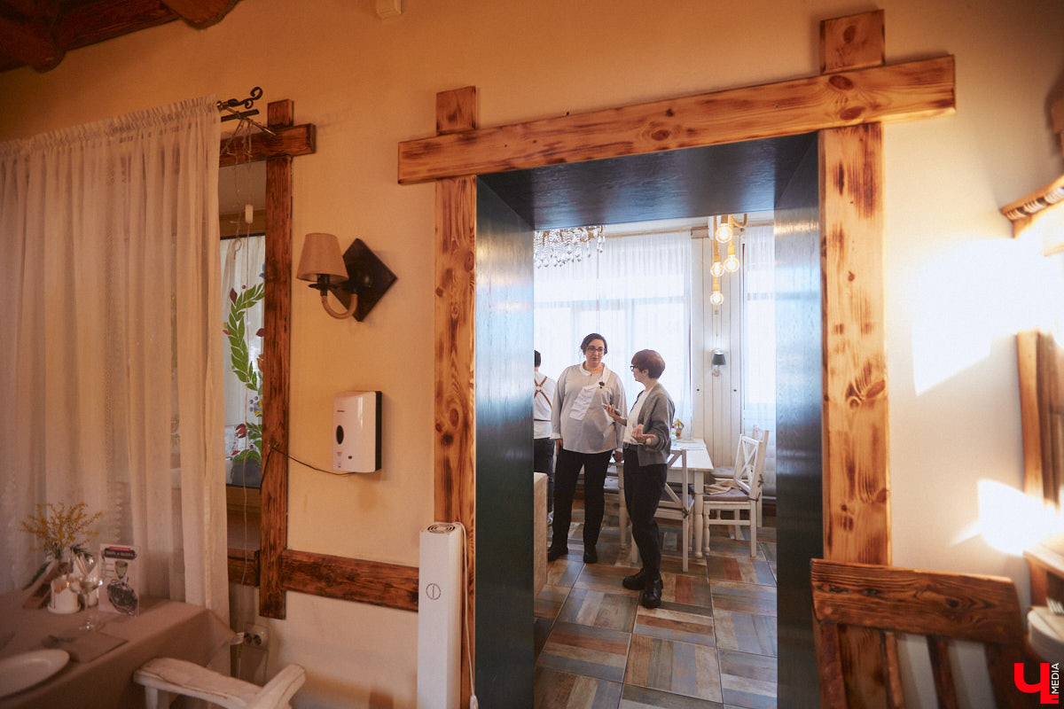 Главному проекту отельера Светланы Марковой         — усадьбе «Добролюбово»         — в         этом году исполняется 10         лет. Химик по         образованию случайно попала в         индустрию гостеприимства, а         сегодня в         ее         ведении несколько успешных гостевых домов и         ресторан «Русское подворье в         Суздале». Об         особенностях гостеприимства в         городе-музее, подготовке к         его тысячелетию, запросах туристов и         сотрудников, немного о         своей карьере и         чуть-чуть о         личном Светлана рассказала в         интервью «Ключ-Медиа».