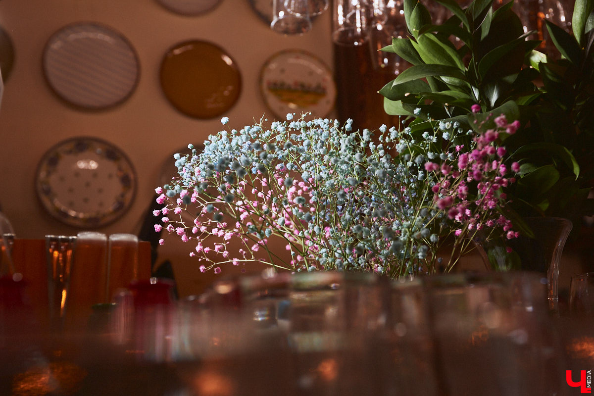 Главному проекту отельера Светланы Марковой         — усадьбе «Добролюбово»         — в         этом году исполняется 10         лет. Химик по         образованию случайно попала в         индустрию гостеприимства, а         сегодня в         ее         ведении несколько успешных гостевых домов и         ресторан «Русское подворье в         Суздале». Об         особенностях гостеприимства в         городе-музее, подготовке к         его тысячелетию, запросах туристов и         сотрудников, немного о         своей карьере и         чуть-чуть о         личном Светлана рассказала в         интервью «Ключ-Медиа».