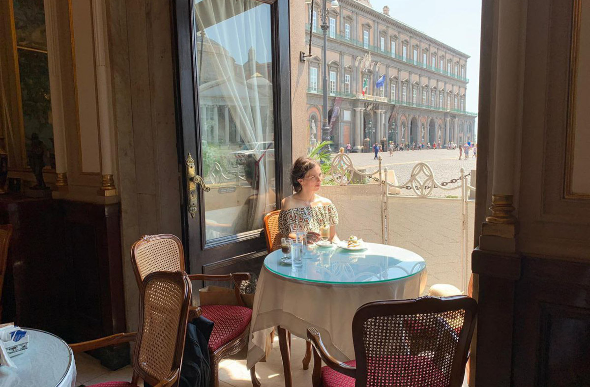 В Неаполь Елену Дмитриеву из Владимира привело одно простое желание изучать итальянский язык. Сейчас она не может жить без этого города, где периодически отдыхает на протяжении уже восьми лет, останавливаясь в небольшом домике с террасой на крыше старинного палаццо. Чем же так притягательна родина пиццы, путешественница поведала нашему изданию.