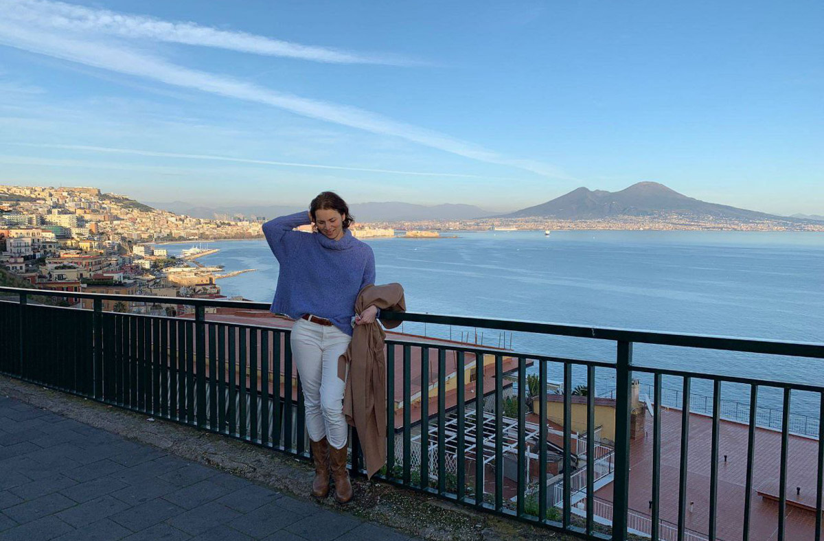 В Неаполь Елену Дмитриеву из Владимира привело одно простое желание изучать итальянский язык. Сейчас она не может жить без этого города, где периодически отдыхает на протяжении уже восьми лет, останавливаясь в небольшом домике с террасой на крыше старинного палаццо. Чем же так притягательна родина пиццы, путешественница поведала нашему изданию.