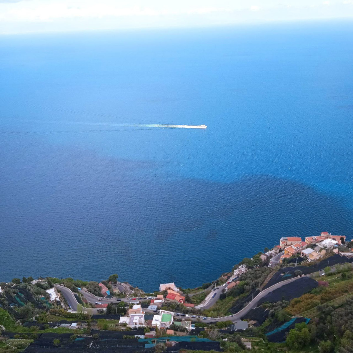В Неаполь Елену Дмитриеву из Владимира привело одно простое желание изучать итальянский язык. Сейчас она не может жить без этого города, где периодически отдыхает на протяжении уже восьми лет, останавливаясь в небольшом домике с террасой на крыше старинного палаццо. Чем же так притягательна родина пиццы, путешественница поведала нашему изданию.