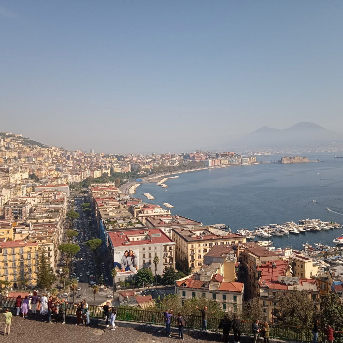 В Неаполь Елену Дмитриеву из Владимира привело одно простое желание изучать итальянский язык. Сейчас она не может жить без этого города, где периодически отдыхает на протяжении уже восьми лет, останавливаясь в небольшом домике с террасой на крыше старинного палаццо. Чем же так притягательна родина пиццы, путешественница поведала нашему изданию.