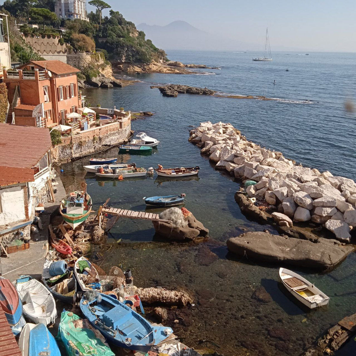 В Неаполь Елену Дмитриеву из Владимира привело одно простое желание изучать итальянский язык. Сейчас она не может жить без этого города, где периодически отдыхает на протяжении уже восьми лет, останавливаясь в небольшом домике с террасой на крыше старинного палаццо. Чем же так притягательна родина пиццы, путешественница поведала нашему изданию.