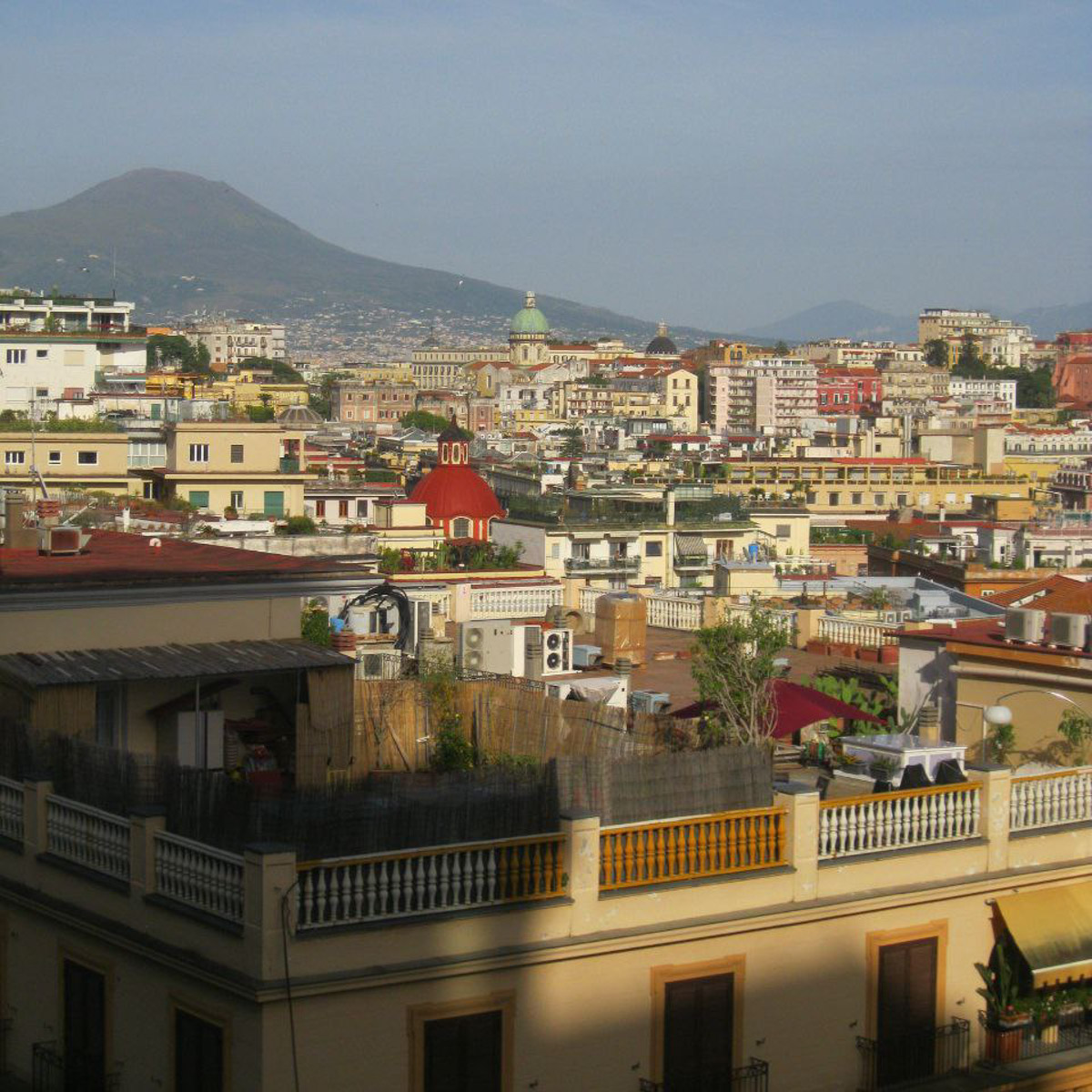 В Неаполь Елену Дмитриеву из Владимира привело одно простое желание изучать итальянский язык. Сейчас она не может жить без этого города, где периодически отдыхает на протяжении уже восьми лет, останавливаясь в небольшом домике с террасой на крыше старинного палаццо. Чем же так притягательна родина пиццы, путешественница поведала нашему изданию.