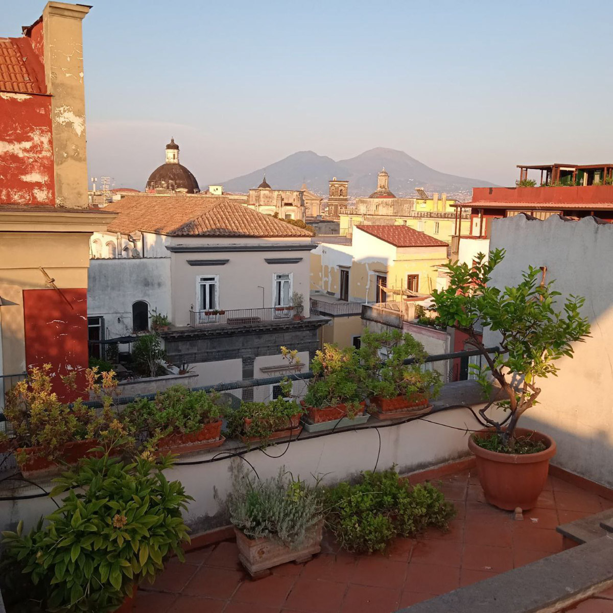 В Неаполь Елену Дмитриеву из Владимира привело одно простое желание изучать итальянский язык. Сейчас она не может жить без этого города, где периодически отдыхает на протяжении уже восьми лет, останавливаясь в небольшом домике с террасой на крыше старинного палаццо. Чем же так притягательна родина пиццы, путешественница поведала нашему изданию.