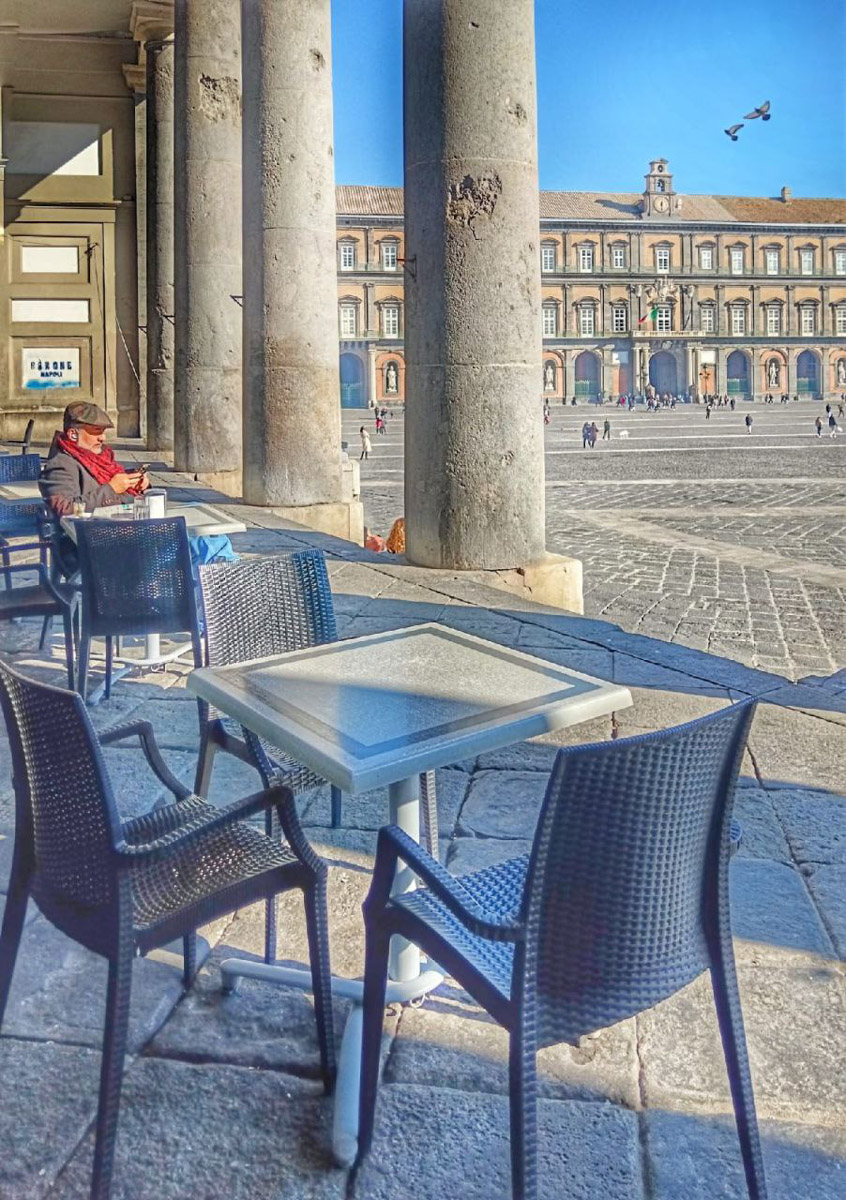 В Неаполь Елену Дмитриеву из Владимира привело одно простое желание изучать итальянский язык. Сейчас она не может жить без этого города, где периодически отдыхает на протяжении уже восьми лет, останавливаясь в небольшом домике с террасой на крыше старинного палаццо. Чем же так притягательна родина пиццы, путешественница поведала нашему изданию.