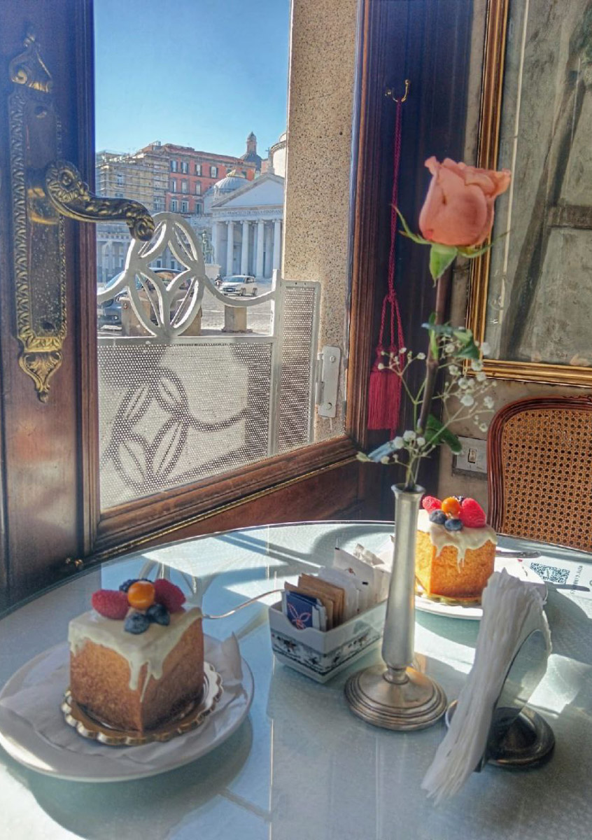 В Неаполь Елену Дмитриеву из Владимира привело одно простое желание изучать итальянский язык. Сейчас она не может жить без этого города, где периодически отдыхает на протяжении уже восьми лет, останавливаясь в небольшом домике с террасой на крыше старинного палаццо. Чем же так притягательна родина пиццы, путешественница поведала нашему изданию.